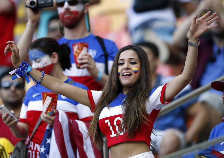 Stati Uniti-Portogallo si accende già sugli spalti: anche se la tifosa americana ha dipinto sul volto un cuore con i dolori dela bandiera colombiana. LaPresse